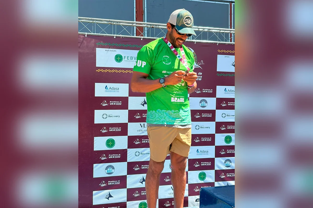 O professor do projeto, Matheus Vieira, ja foi vice-campeão brasileiro e vice-campeão mundial em canoagem havaiana