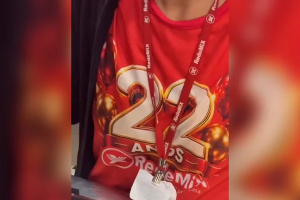 Imagem colorida mostra funcionário de empresa com camisa escrito "22" - Metrópoles