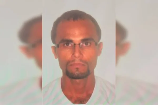 Foto colorida de homem negro com blusa branca