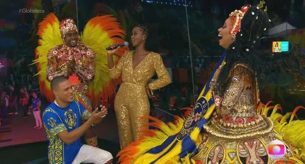 Porta-bandeira é pedida em casamento