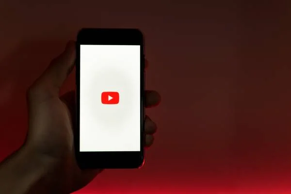 TJ nega pedido de canal e autoriza YouTube a excluir vídeos antivacina