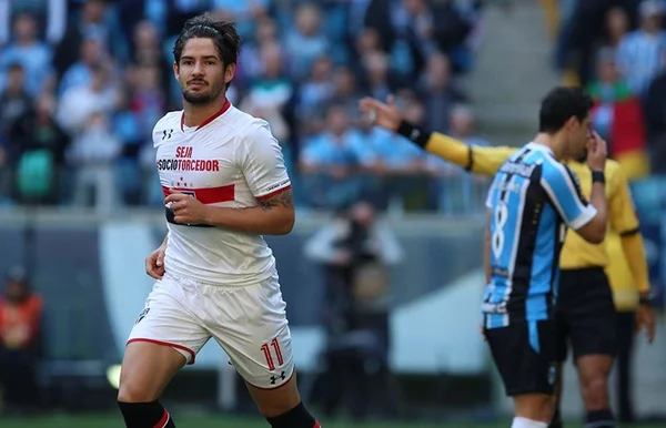 Pato, Everton e Toró brigam por uma vaga no ataque do São Paulo