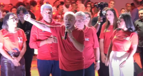 Lula em discurso na cidade de Camaçari (BA)