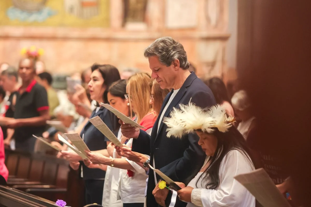 O candidato ao governo de São Paulo Fernando Haddad (PT) acompanha missa na Catedral da Sé neste domingo (27/9) O candidato ao governo de São Paulo Fernando Haddad (PT) acompanha missa na Catedral da Sé neste domingo (27/9)