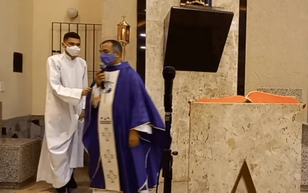 Tiroteio alarma fiéis durante missa