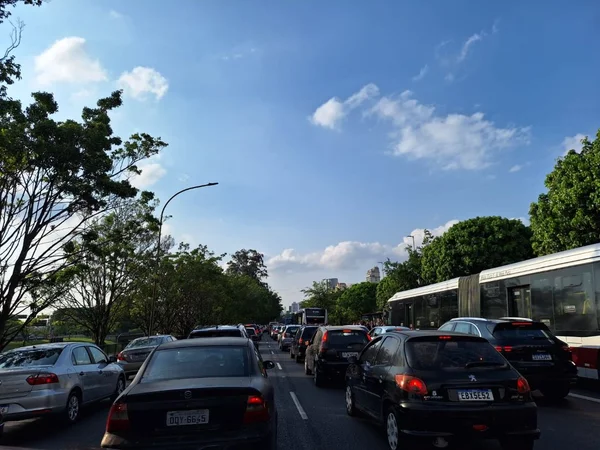 Imagem colorida mostra carros parados na avenida Rubem Berta em um dia de céu azul em São Paulo, durante a greve do metrô e da CPTM - Metrópoles
