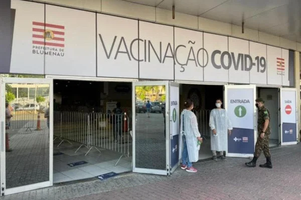 Covid: empresários de SC com viagem marcada conseguem escolher vacina