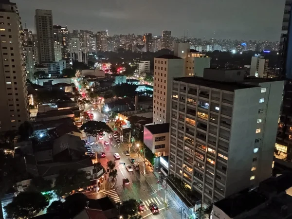 Imagem noturna mostra cidade - Metrópoles