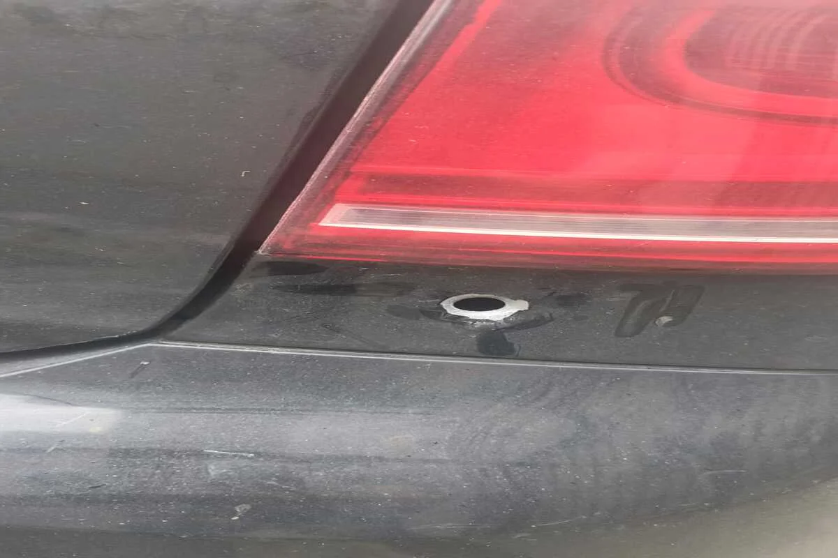 Imagens do veículo na qual a entregadora foi atingida por disparo na zona oeste de São Paulo Imagens do veículo na qual a entregadora foi atingida por disparo na zona oeste de São Paulo