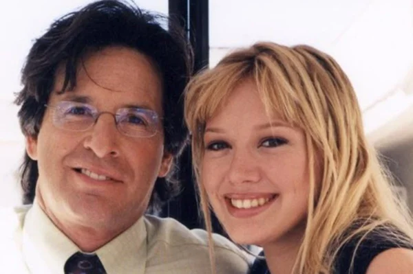 Imagem colorida de Hilary Duff e Robert Carradine - Metrópoles