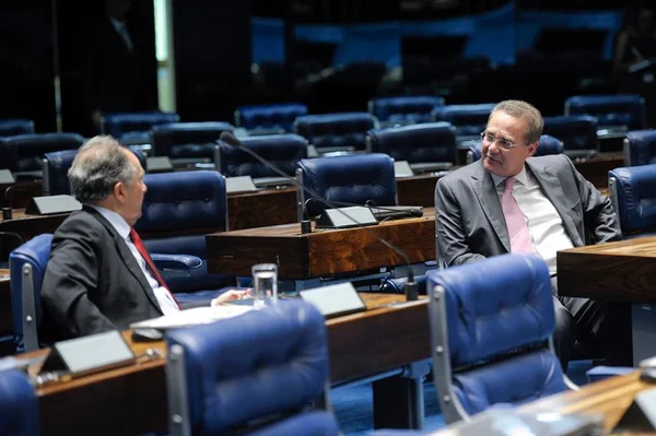 Barraco federal. Renan Calheiros bate boca com Cristovam Buarque