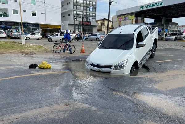 João Pessoa: caminhonete fica presa em cratera e deixa trânsito lento