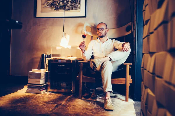 Arquiteto Eduardo Sáinz apresenta escritório e bar intimista