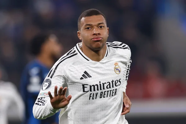 Imagem colorida de Kylian Mbappé comemorando - Metrópoles