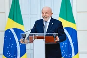 Presidente Luiz Inácio Lula da Silva falando em púlpito Presidente Luiz Inácio Lula da Silva falando em púlpito