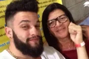 O DJ Raphael Paes Castro com a mãe, Marly Ferreira Paes, de 63 anos O DJ Raphael Paes Castro com a mãe, Marly Ferreira Paes, de 63 anos