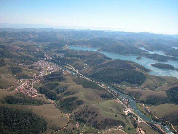 Imagem colorida mostra vista aérea da cidade de Paraibuna, que sofreu com um tremor de terra - Metrópoles