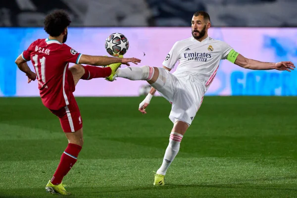 Salah e Benzema disputando bola