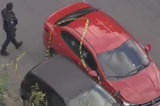 Homem e criança baleados dentro de carro em Cotia Homem e criança baleados dentro de carro em Cotia