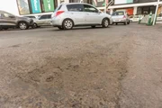 Dentro de um dos bolsões, o asfalto está com a manutenção por fazer Dentro de um dos bolsões, o asfalto está com a manutenção por fazer