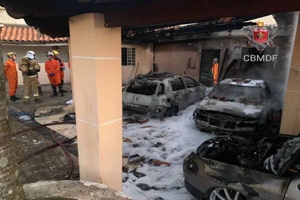 Carros pegam fogo Vicente Pires