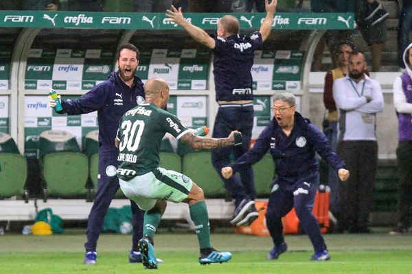 Palmeiras bate Chapecoense com gol de Felipe Melo no último lance