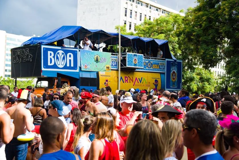 Veja fotos do bloco Galo Cego, que desfila no Setor Bancário Sul - imagem 2 Veja fotos do bloco Galo Cego, que desfila no Setor Bancário Sul - imagem 2