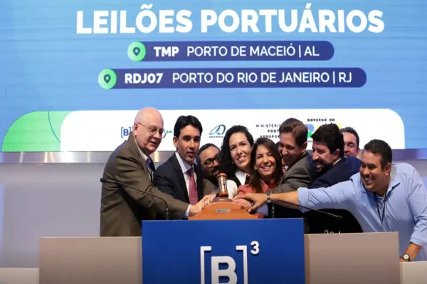 Imagem do ministro de Portos e Aeroportos, Silvio Costa Filho, acompanhando leilão na Bolsa de Valores do Brasil (B3) - Metrópoles