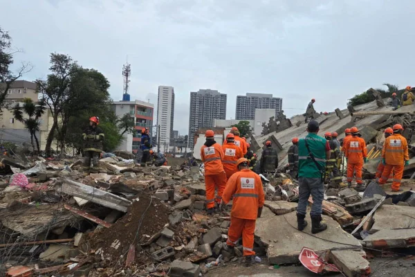 Após 30h, bombeiros seguem em busca de 3 vítimas de desabamento de prédio