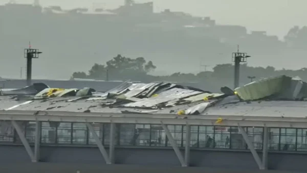 Imagem colorida mostra teto da estação Aeroporto-Guarulhos, da CPTM, em São Paulo destruída pela chuva - Metrópoles