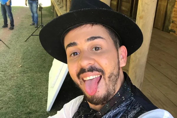 Carlinhos Maia mostra aliança e anuncia casamento com Lucas Guimarães
