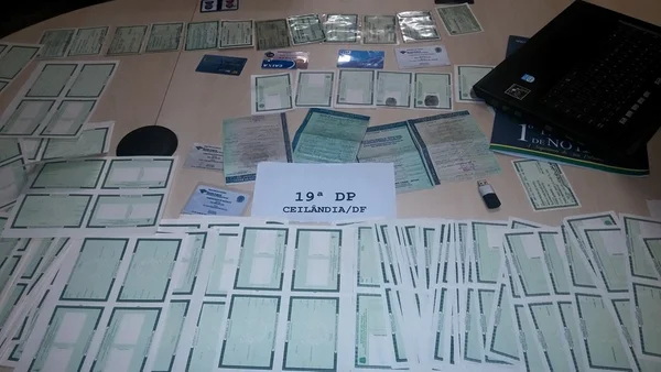 Homem é preso com 300 papéis para fazer identidades falsas em Ceilândia