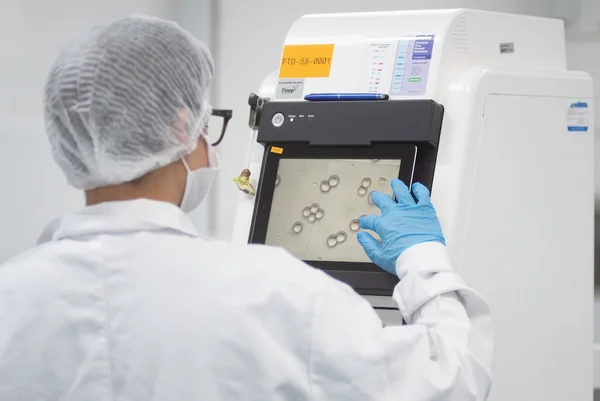 Cientista em laboratório