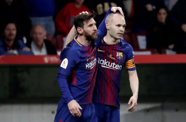 Imagem colorida de Messi e Iniesta no Barcelona- Metrópoles