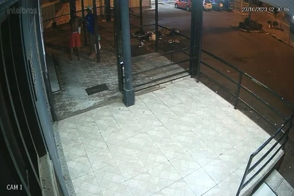 Vídeo: homem vê namorada em carro de amigo e coloca fogo em loja do DF