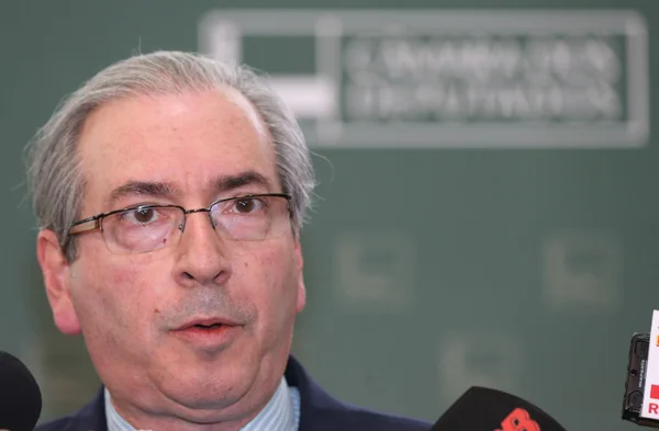 Cunha revoga rito de impeachment barrado por liminar do STF