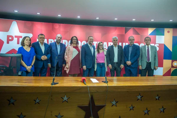 Foto colorida de Edinho Silva, presidente do PT, e aliados - Metrópoles