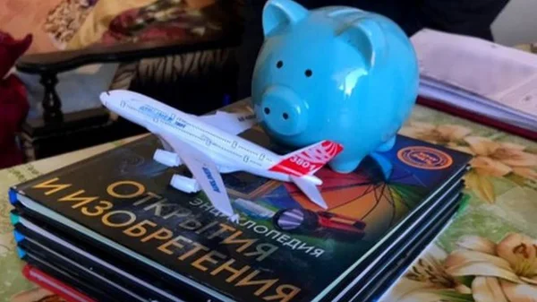 Menino pega dinheiro do cofrinho e sai de casa para viajar pelo mundo