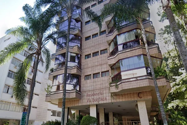 Foto da fachada de prédio de luxo da Asa Sul