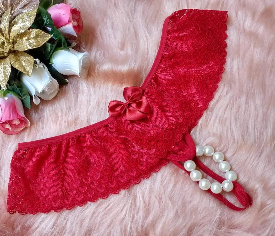 Calcinha Tailandesa: essa opção é perfeita para quem gosta de inovar na lingerie! A calcinha tailandesa veio para desmentir qualquer afirmação de que calcinha é coisa de mulher. As pérolas da peça massageiam tanto a área da vulva quanto a extensão do pênis no momento da penetração. Na Foto: Calcinha Tailandesa (R$39) - Afrodith Sex Shop. Calcinha Tailandesa: essa opção é perfeita para quem gosta de inovar na lingerie! A calcinha tailandesa veio para desmentir qualquer afirmação de que calcinha é coisa de mulher. As pérolas da peça massageiam tanto a área da vulva quanto a extensão do pênis no momento da penetração. Na Foto: Calcinha Tailandesa (R$39) - Afrodith Sex Shop.
