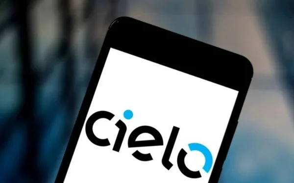 Imagem colorida de celular ligado com o logotipo da Cielo na tela - Metrópoles