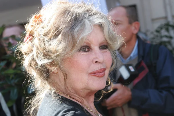 Imagem colorida de Brigitte Bardot no 20º aniversário de fundação dela em Paris 28 de setembro de 2006 - Metrópoles