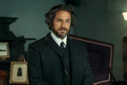 Charlie Hunnam na série Monstros