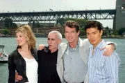 Rosamund Pike, Lee Tamahori, Pierce Brosnan e Rick Yune at na estreia de 007: Um Novo Dia Para Morrer na Austrália Rosamund Pike, Lee Tamahori, Pierce Brosnan e Rick Yune at na estreia de 007: Um Novo Dia Para Morrer na Austrália