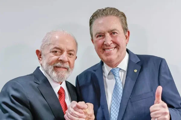O presidente Lula (PT) ao lado do seu candidato em Curitiba, o deputado Luciano Ducci (PSB).