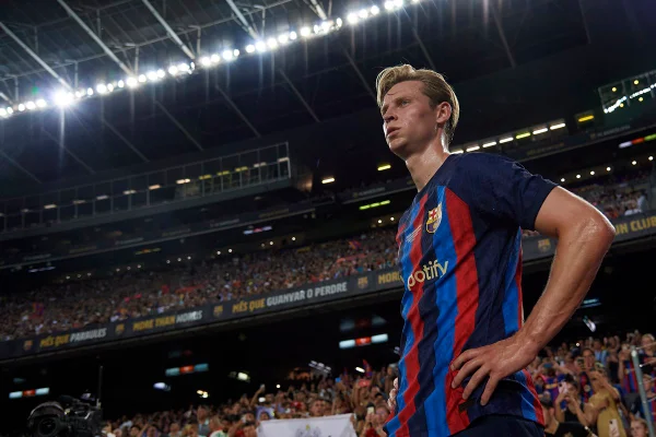 Em disputa contratual com Barcelona, De Jong é xingado por torcida