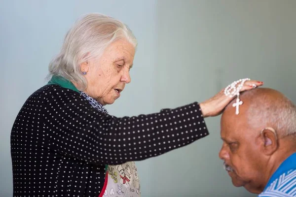 Conheça a história de Edith, a rezadeira que atrai fiéis a Sobradinho