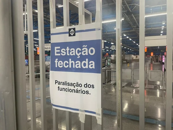foto colorida de placa na estação Barra Funda do metrô que alerta para paralisação dos metroviários durante greve - Metrópoles