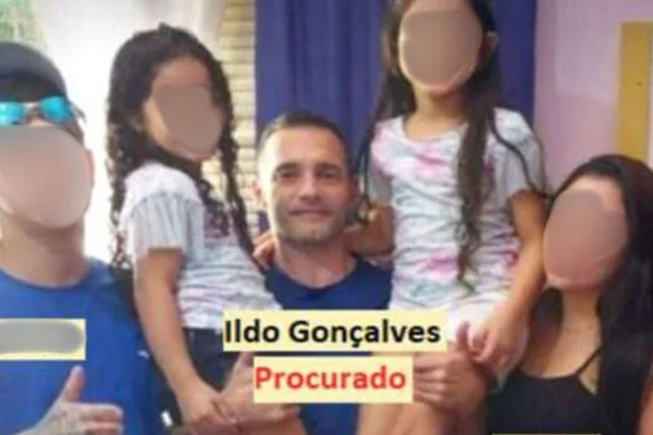 Imagem colorida de suspeito morto pela Rota. Ele é o homem do centro que segura duas crianças nos braços - Metrópoles