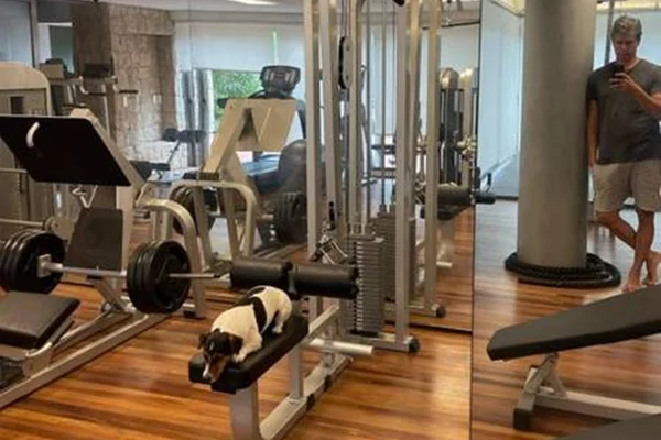 Márcio Garcia diverte seguidores com fotos do cachorro na academia